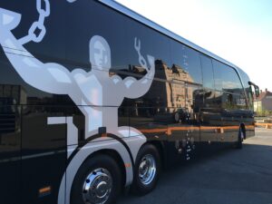 Bilde av stor buss med Ulobas "frimann" logo